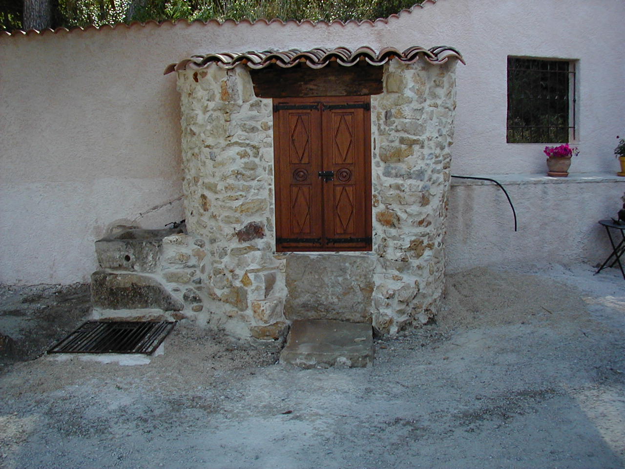 Construction de margelles :  Réalisation, Nettoyage, Rénovation de margelles de puits. JL Beltrando Puisatier intervient dans les Bouches-du-Rhône (13), en Provence, et PACA.